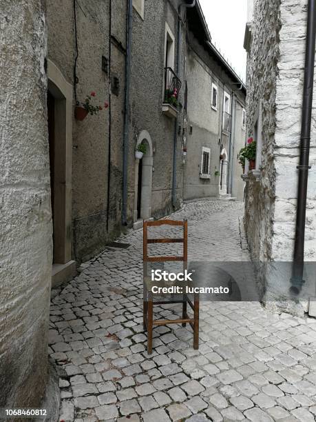 Foto de Opi Sedia Nel Vicolo e mais fotos de stock de Abruzzo - Abruzzo, Beco, Cadeira
