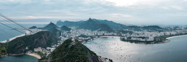 크리스토 데 구속 및 바다와 리오 데 자네이 도시 sugarloaf 파노라마 일몰 보기 - christ the redeemer aerial view beach tree 뉴스 사진 이미지