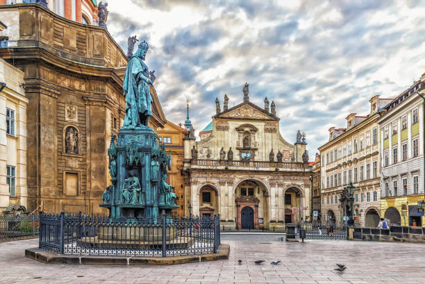 kirche st. salvator und st. francis of assisi church in der nähe von dem denkmal für könig charles iv in prag - charles bridge stock-fotos und bilder