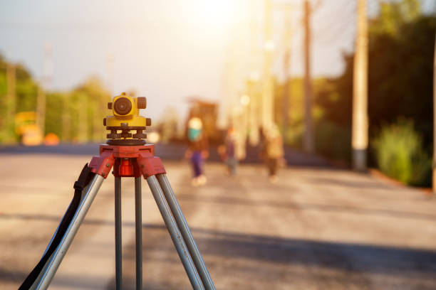 theodolite excavator survey road construction site - tachymeter imagens e fotografias de stock