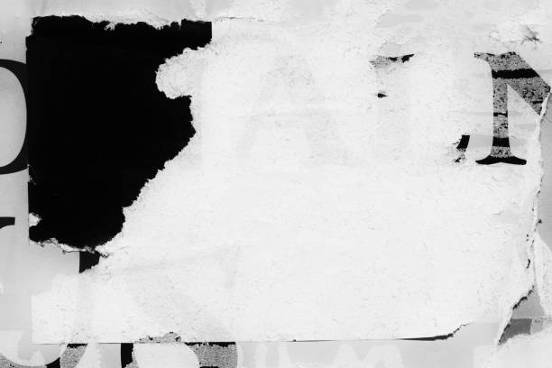 leeres weiße schwarze alte zerrissenes zerrissenes papier zerknittert gefaltete plakate grunge texturen hintergrund hintergründe plakat - paper crumpled old cracked stock-fotos und bilder