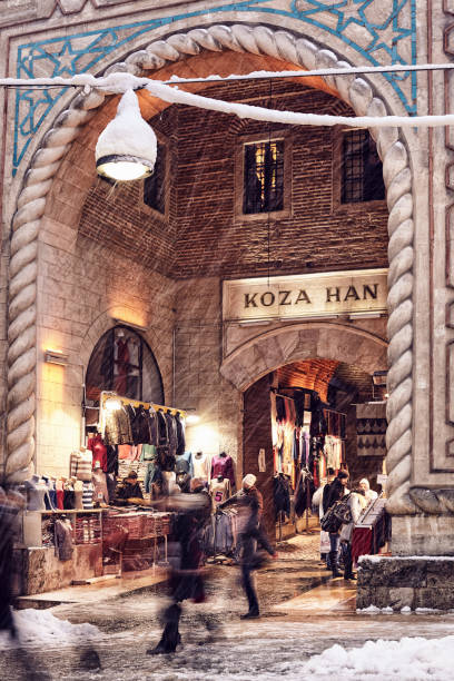 szenen aus dem täglichen leben auf der straße in der türkei. das haupttor des historischen koza han 'silk basar"in bursa stadt. koza han ist eine internationale handels- und einkaufszentrum seit 15. jahrhundert. - 15 th century stock-fotos und bilder