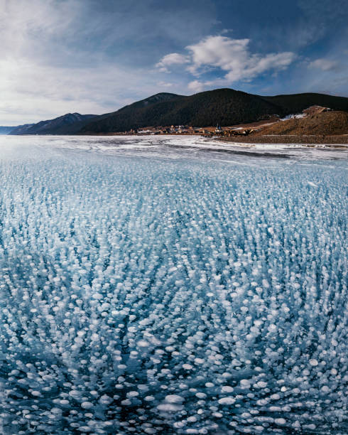 lago baikal ghiacciato, inverno siberiano - group21 foto e immagini stock