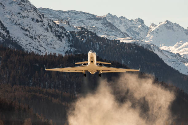 business-jet - airfield mountain snow airport stock-fotos und bilder