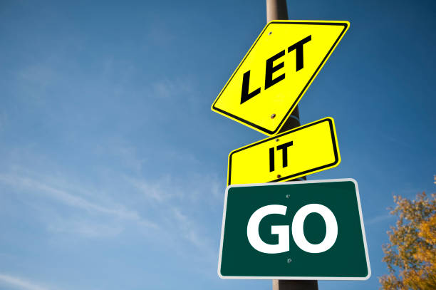 let it go / concetto di segnale di avvertimento (clicca per saperne di più) - last opportunity emotional stress green foto e immagini stock