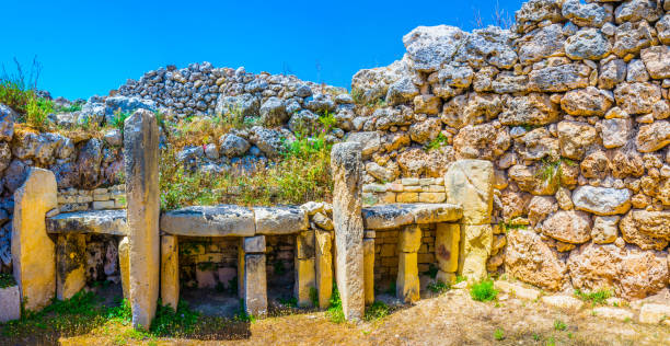 templo neolítico en xaghra, gozo, malta - megalith fotografías e imágenes de stock