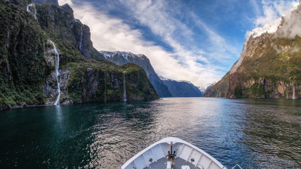 reisen sie touristische destination landschaft von milford sound in neuseeland - fjord stock-fotos und bilder