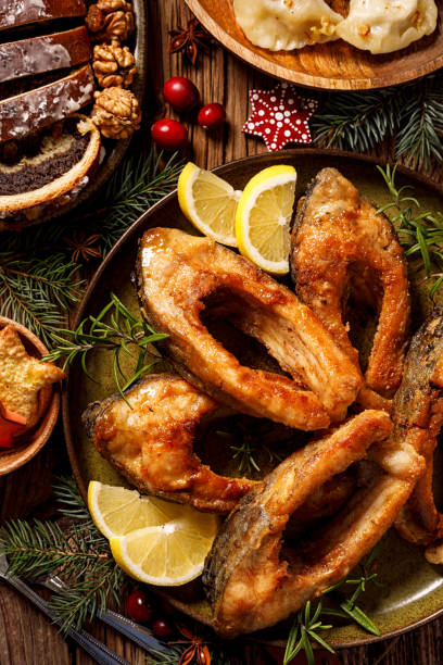 Natal carpa, postas de peixe carpa frito em um prato de cerâmica, close-up, vista superior. Tradicional prato de véspera de Natal. - foto de acervo