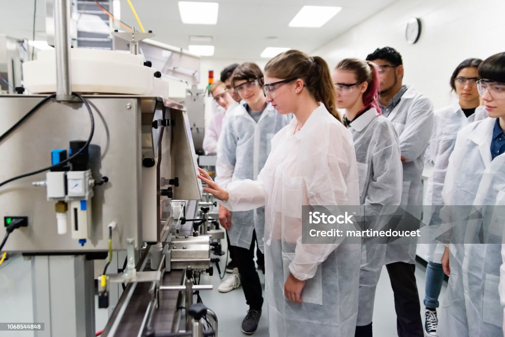 Multi-ethnischen Gruppe von Studenten in College pharmazeutischen Labor. - Lizenzfrei Universität Stock-Foto