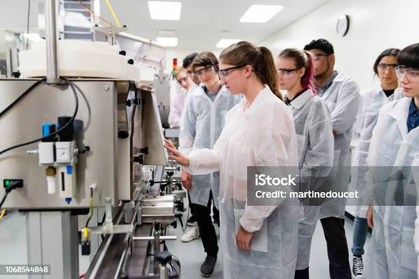 Multiethnischen Gruppe Von Studenten In College Pharmazeutischen Labor Stockfoto und mehr Bilder von Universität