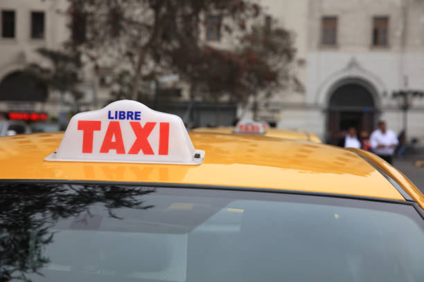 znak peruwiańskiej taksówki w rzędzie w limie. peru - taxi sign public transportation sign station zdjęcia i obrazy z banku zdjęć