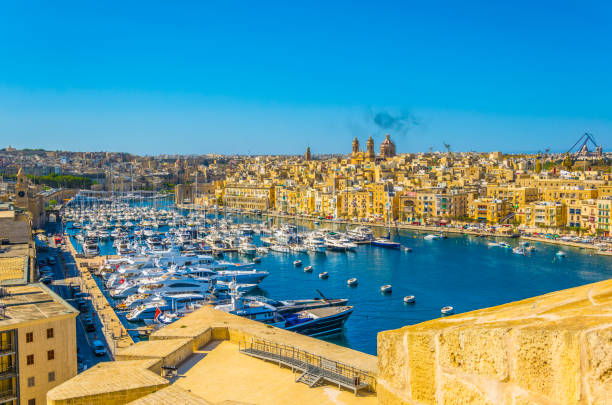 blick auf die grand harbour marina zwischen birgu und senglea stadt, malta - grand harbour stock-fotos und bilder