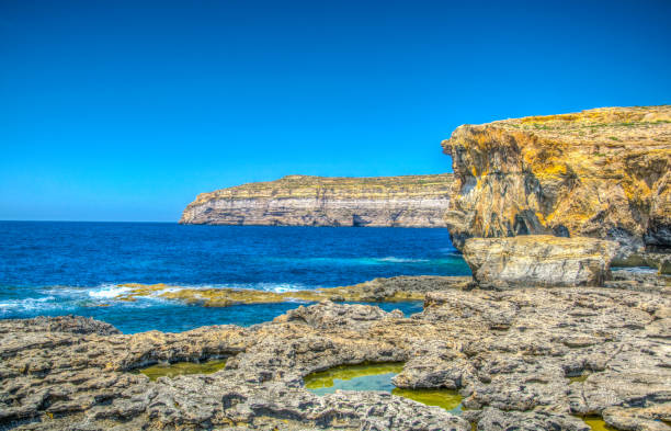 vista de la anterior ventana azul en punto de dwejra, gozo, malta - gozo malta natural arch natural phenomenon fotografías e imágenes de stock