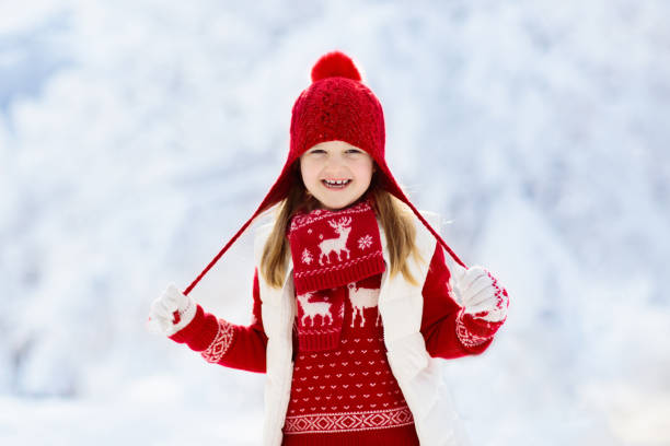 child playing in snow on christmas. kids in winter - 16710 imagens e fotografias de stock