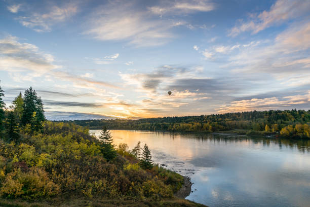 日の出と秋の風景 - alberta canada animal autumn ストックフォトと画像