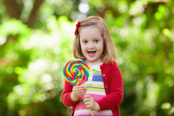 petite fille avec sucette bonbons colorés - 16711 photos et images de collection