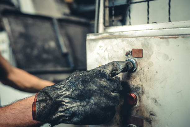 máquina de prensa de la mano del operador del panel de control de la elevación de la viga - machine operator fotografías e imágenes de stock