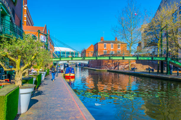 vista de edificios de ladrillo junto a un canal de agua en el centro de birmingham, inglaterra - number of people riverbank river flowing water fotografías e imágenes de stock