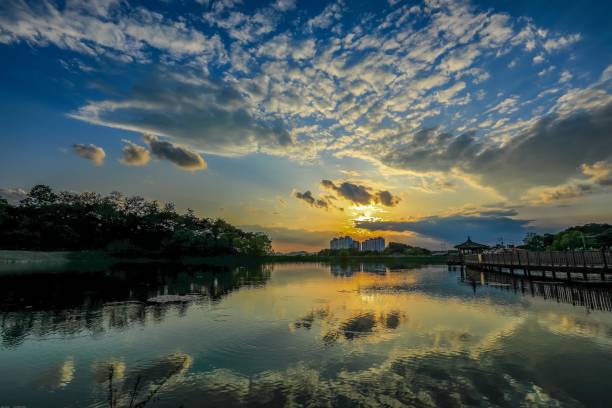 istock the beauty of sunset VH549 1068658918