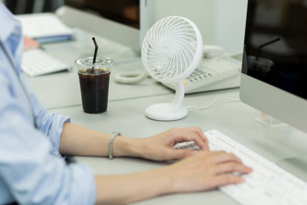 бизнес-женщина cool biz - office fan стоковые фото и изображения