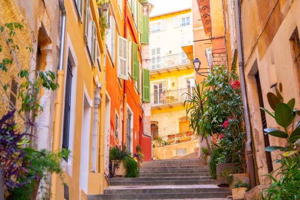 français de bâtiments colorés à nice le riviera, côte d’azur, languedoc-roussillon - monaco photos et images de collection