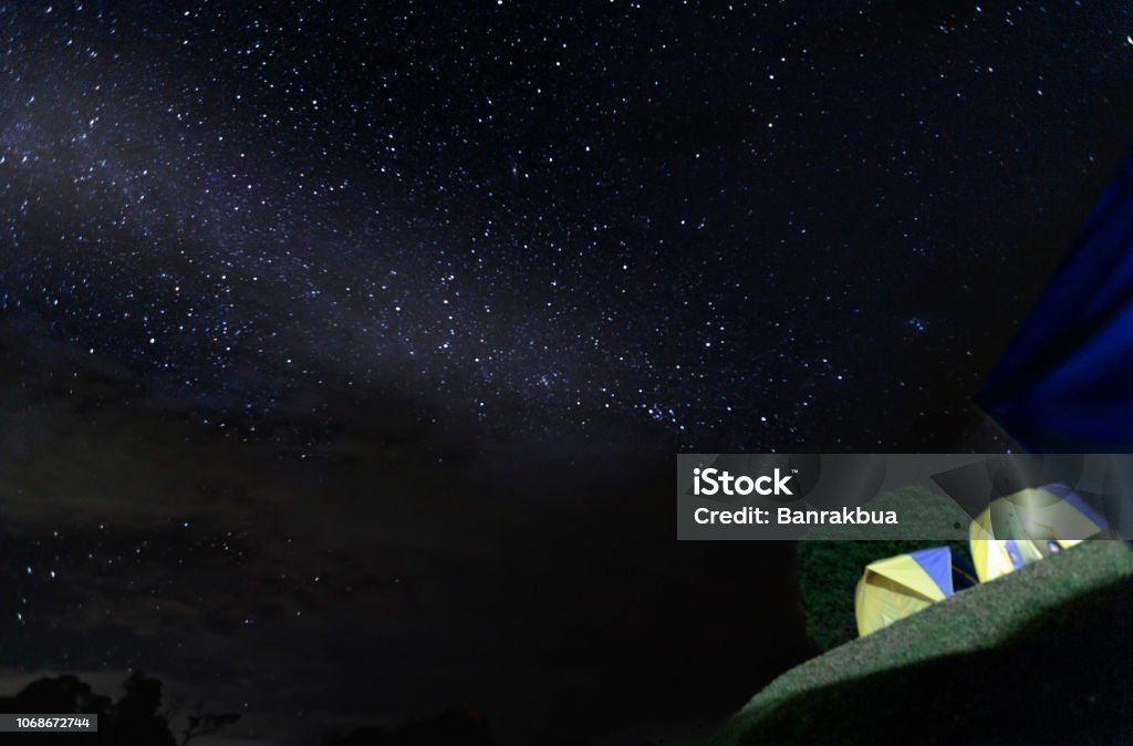 Milchstraße und viele Stars über den Berg auf die Bergspitze. - Lizenzfrei Abenteuer Stock-Foto Milchstraße und viele Stars über den Berg auf die Bergspitze. - Lizenzfrei Abenteuer Stock-Foto