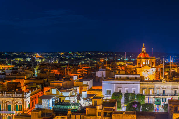 veduta aerea di victoria (rabat) dalla cittadella di il-kastell durante la notte, gozo, malta - rabat gozo foto e immagini stock