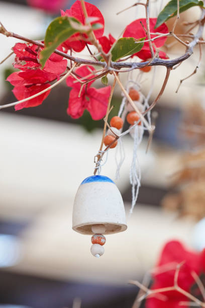 weiße glocke hängen von einem kirschbaum - red bauble audio stock-fotos und bilder