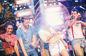 leute-die-tanzen-beim-konzert.jpg?b=1&s=170x170&k=20&c=nw-wzIUUI0bF4bTt8zdYx0ypRFYMw46RwR729ZYEyUM=