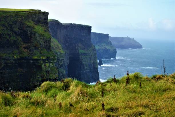 cliffs of moher - irland - republic of ireland cliffs of moher panoramic cliff imagens e fotografias de stock