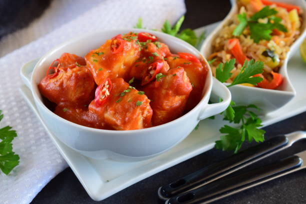 guiso de pollo con salsa de tomate de chili y piña en un tazón de fuente blanco - sweet chili fotografías e imágenes de stock