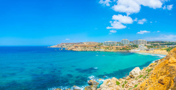 golden bay beach on malta - 2640 imagens e fotografias de stock