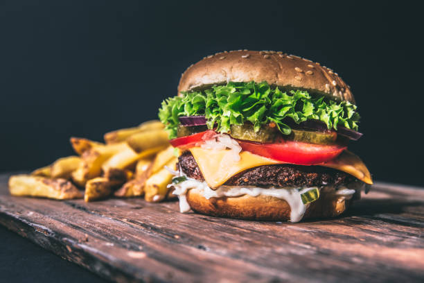 pyszny burger na drewnie - bread brown cheese close up zdjęcia i obrazy z banku zdjęć