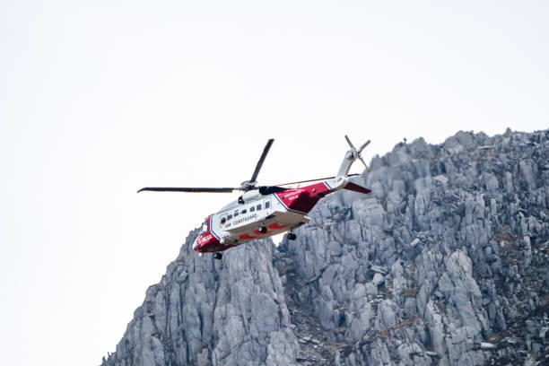ogwen glen / wales - april 29 2018 : british hm coastguard helicopter sikorsky s-92 operated by bristow helicopters conducting a rescue exercise at ogwen glen - rescue helicopter water searching imagens e fotografias de stock