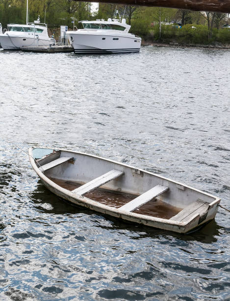 pequeño barco que se hunde con agua dentro de - sea water single object sailboat fotografías e imágenes de stock