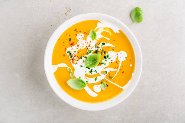 sopa cremosa de abóbora servido no prato - meatless soup - fotografias e filmes do acervo