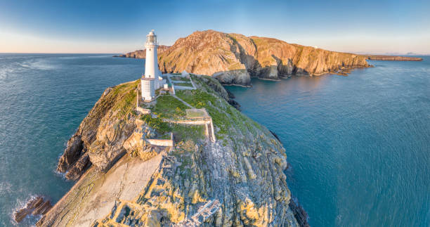 vista aérea das belas falésias perto do histórico farol de pilha do sul em anglesey - país de gales - south wales - fotografias e filmes do acervo