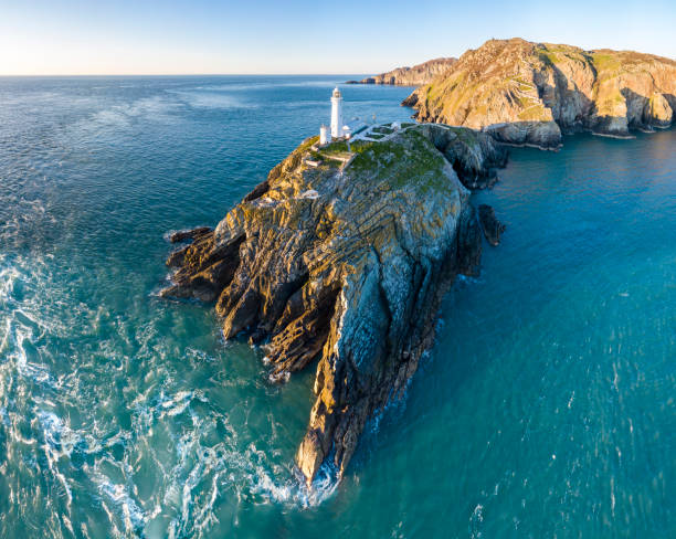 vista aérea das belas falésias perto do histórico farol de pilha do sul em anglesey - país de gales - south wales - fotografias e filmes do acervo