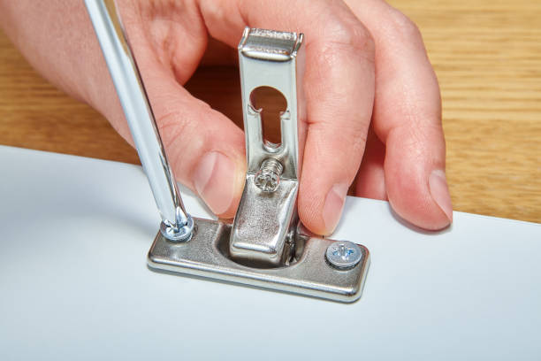 家具のドアのヒンジをドライバーで締め付けけます。 - screwdriver screw tighten fastener ストックフォトと画像