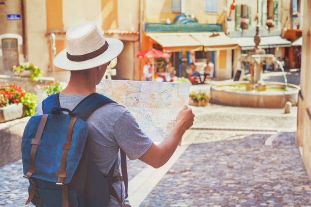 viajar personas, turistas mirando el mapa en la calle en francia, europa - town of progress fotografías e imágenes de stock