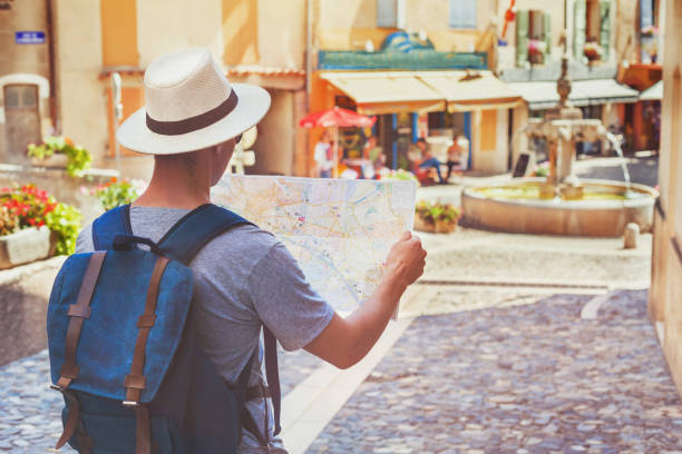 путешествующие люди, туристы, смотря на карту на улице во франции, европе - town of progress стоковые фото и изображения