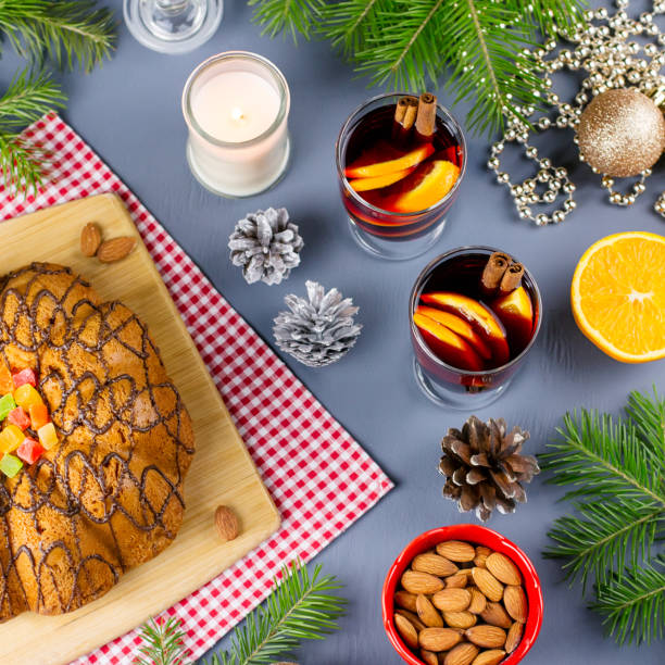 bolo de natal, dois copos de quente mulled vinho com laranja em fatias. fundo de natal com alimentos e decorações. - 3097 - fotografias e filmes do acervo