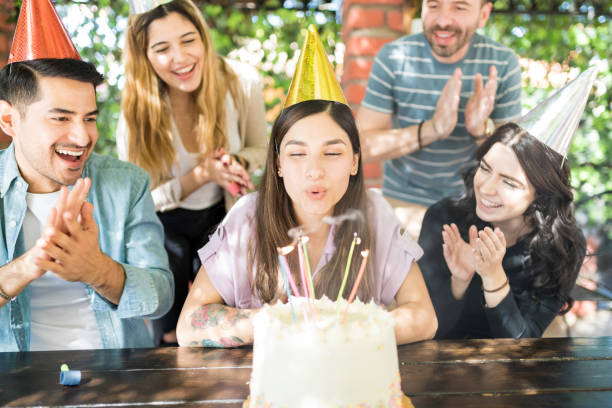 multiétnicos amigos disfrutando y celebrando cumpleaños - birthday cake five people party fotografías e imágenes de stock
