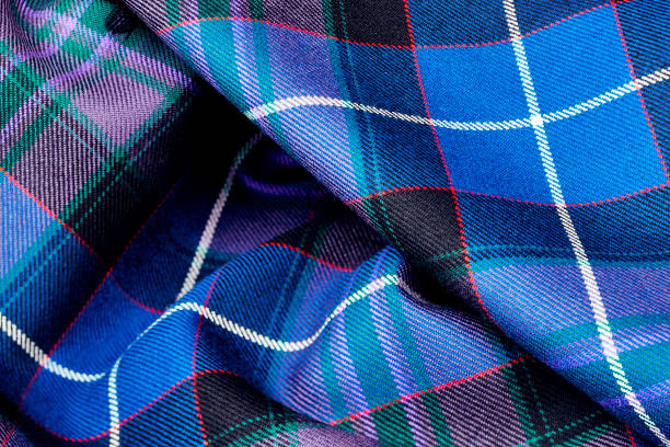 крупным планом шотландского тартан килта - plaid checked scotland scottish culture стоковые фото и изображения