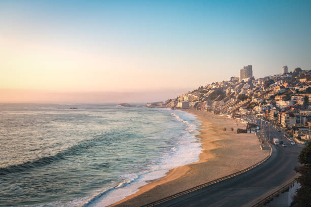 vista aérea da renaca praia ao pôr do sol - viña del mar, chile - valparaíso - fotografias e filmes do acervo
