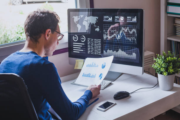 empresario leyendo un informe financiero en concepto de tablero de instrumentos, fintech y auditoría - cuadro de instrumentos fotografías e imágenes de stock