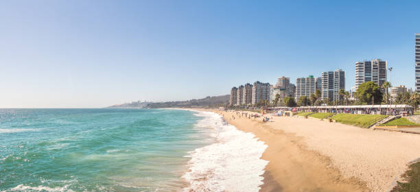 istock Panoramic view of El Sol Beach - Vina del Mar, Chile 1068817900