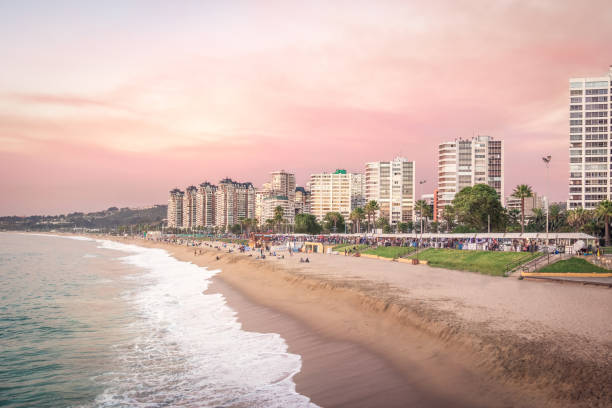 istock Pink sunset at El Sol Beach - Vina del Mar, Chile 1068819310