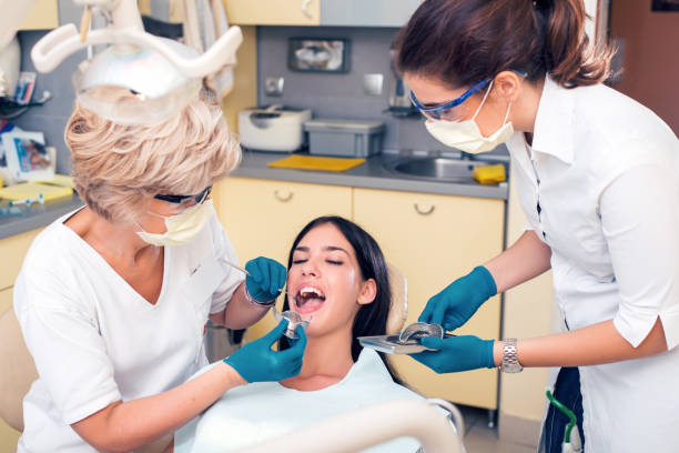 istock Repair of the upper jaw prosthesis insertion 1068828374