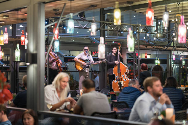 músicos tocando em um café ao ar livre. - riga baltic countries europe night - fotografias e filmes do acervo